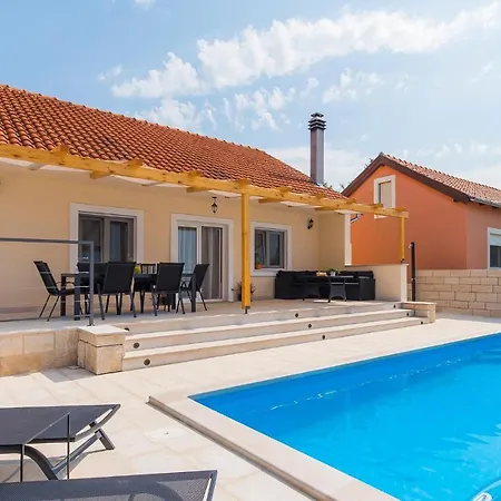 Nice In With 2 Bedrooms, Wifi And Heated Swimming Pool * Piramatovci