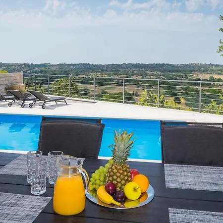 Nice In With 2 Bedrooms, Wifi And Heated Swimming Pool Piramatovci