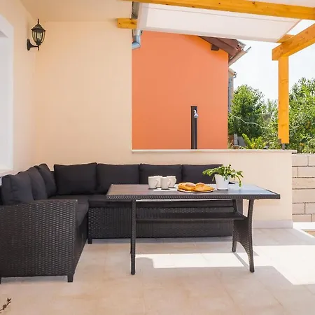 Nice In With 2 Bedrooms, Wifi And Heated Swimming Pool Piramatovci