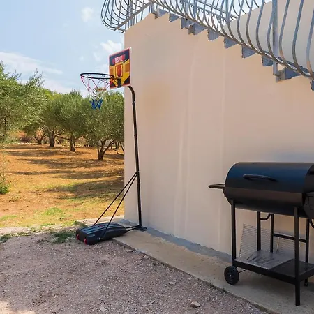 Nice In With 2 Bedrooms, Wifi And Heated Swimming Pool