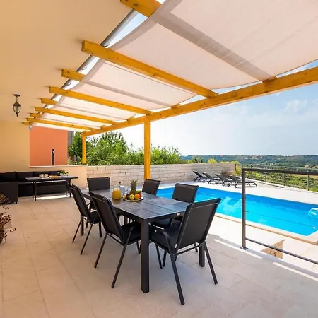 Nice In With 2 Bedrooms, Wifi And Heated Swimming Pool Holiday home Piramatovci