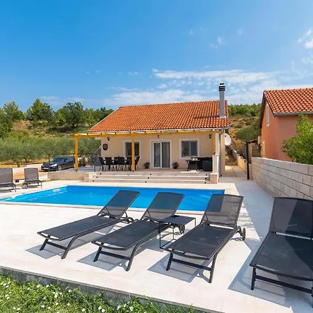 Nice In With 2 Bedrooms, Wifi And Heated Swimming Pool *