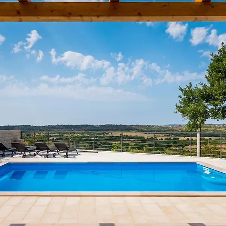 Nice In With 2 Bedrooms, Wifi And Heated Swimming Pool * Piramatovci