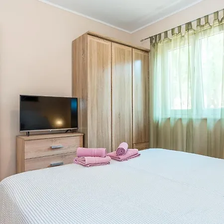 Nice In With 2 Bedrooms, Wifi And Heated Swimming Pool Piramatovci
