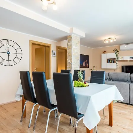 Nice In With 2 Bedrooms, Wifi And Heated Swimming Pool Holiday home