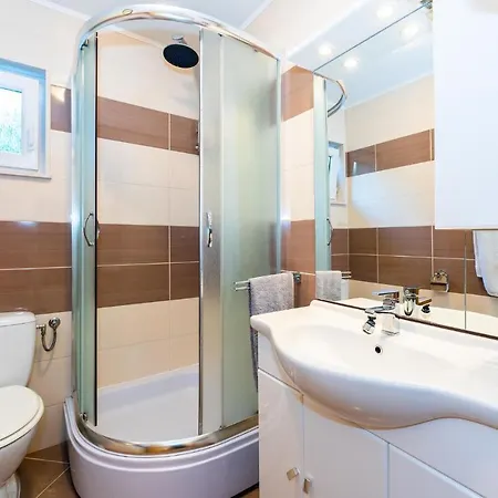 Nice In With 2 Bedrooms, Wifi And Heated Swimming Pool Piramatovci