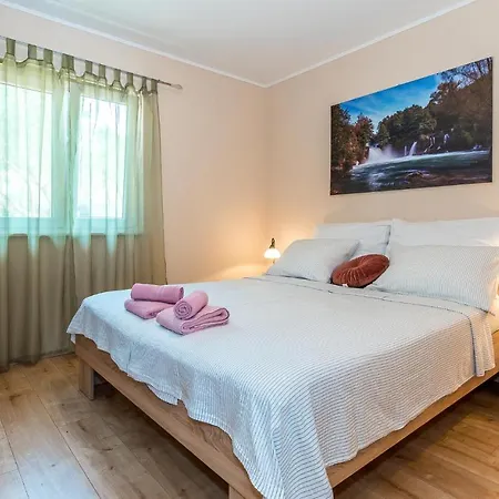 Nice In With 2 Bedrooms, Wifi And Heated Swimming Pool Piramatovci